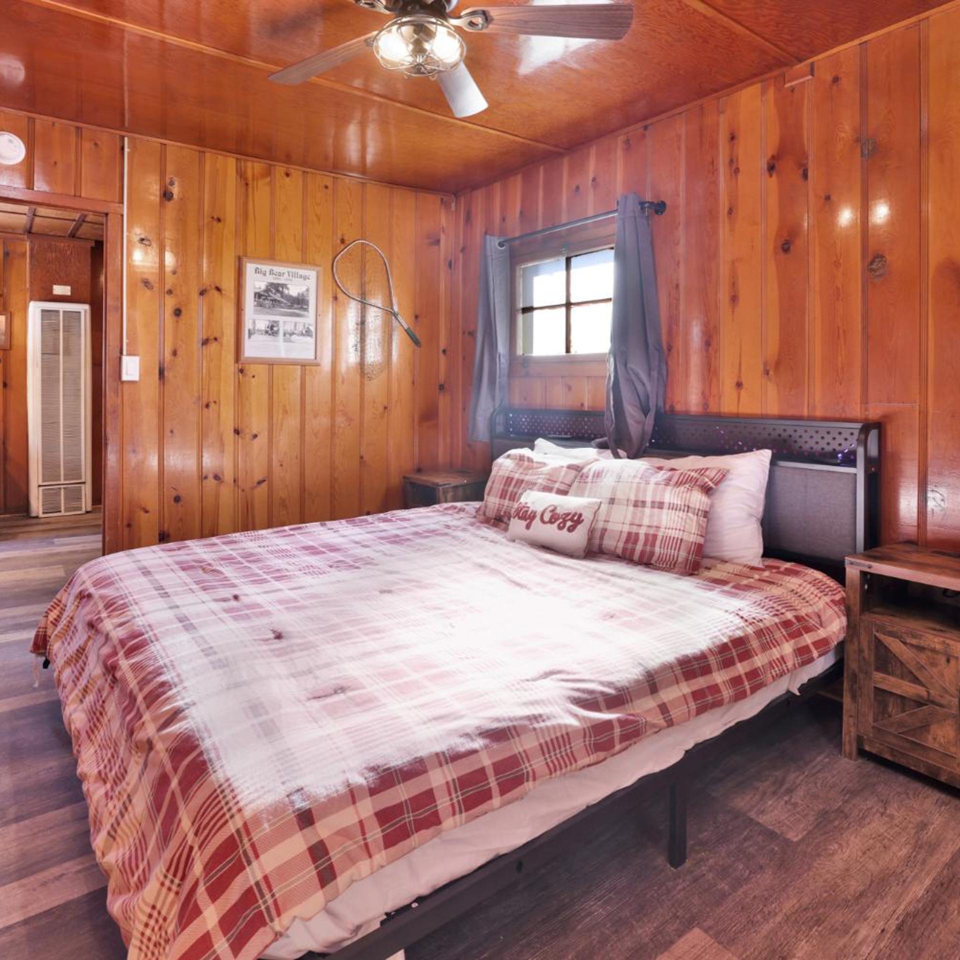 Little Pines Couples Lakeside Cabin by Big Bear Vacations 4/23