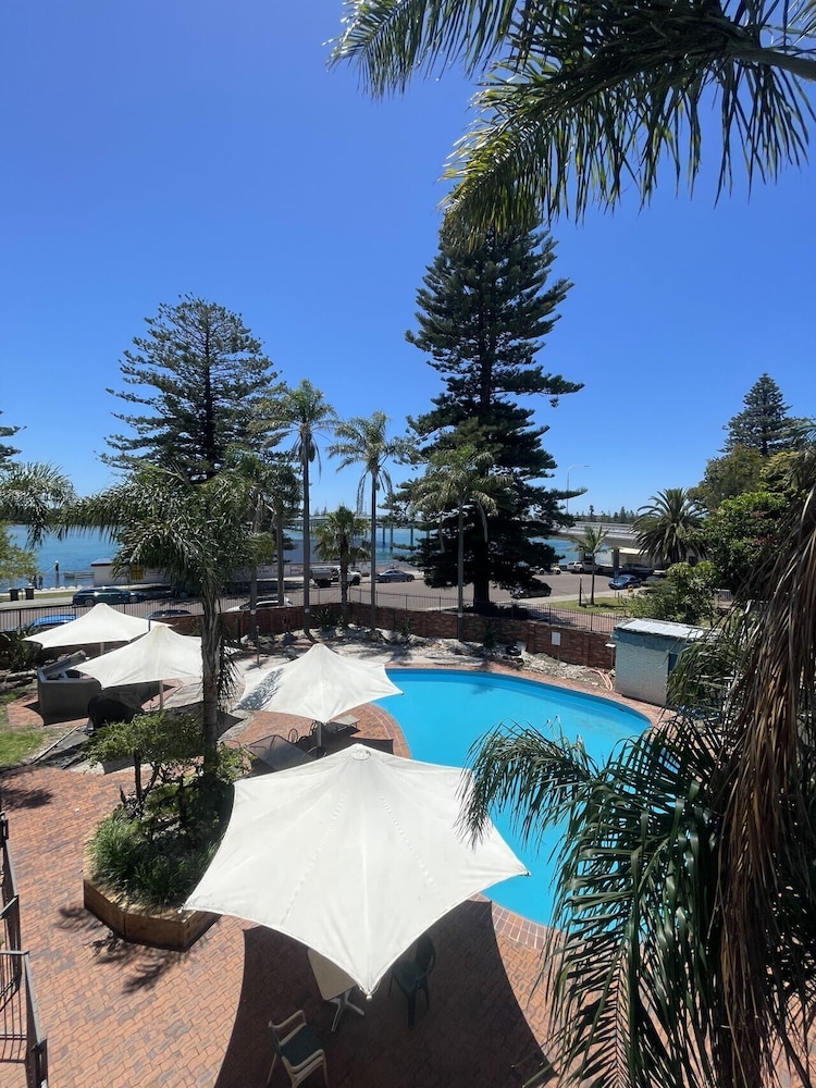 El Lago Waters Motel 52/58