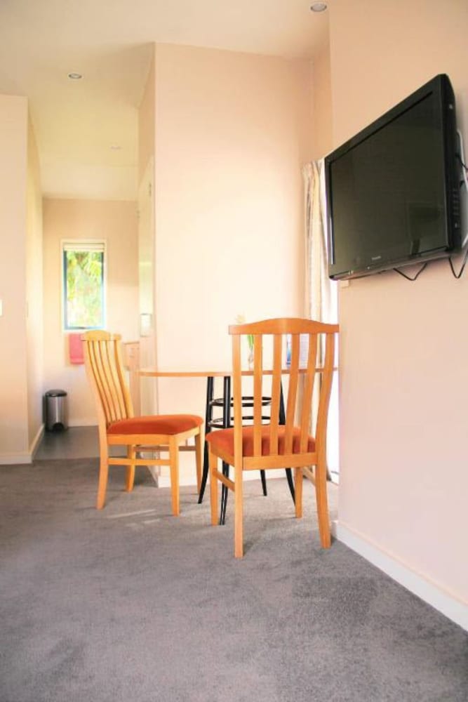 Bush Inn Court Motel 33/39