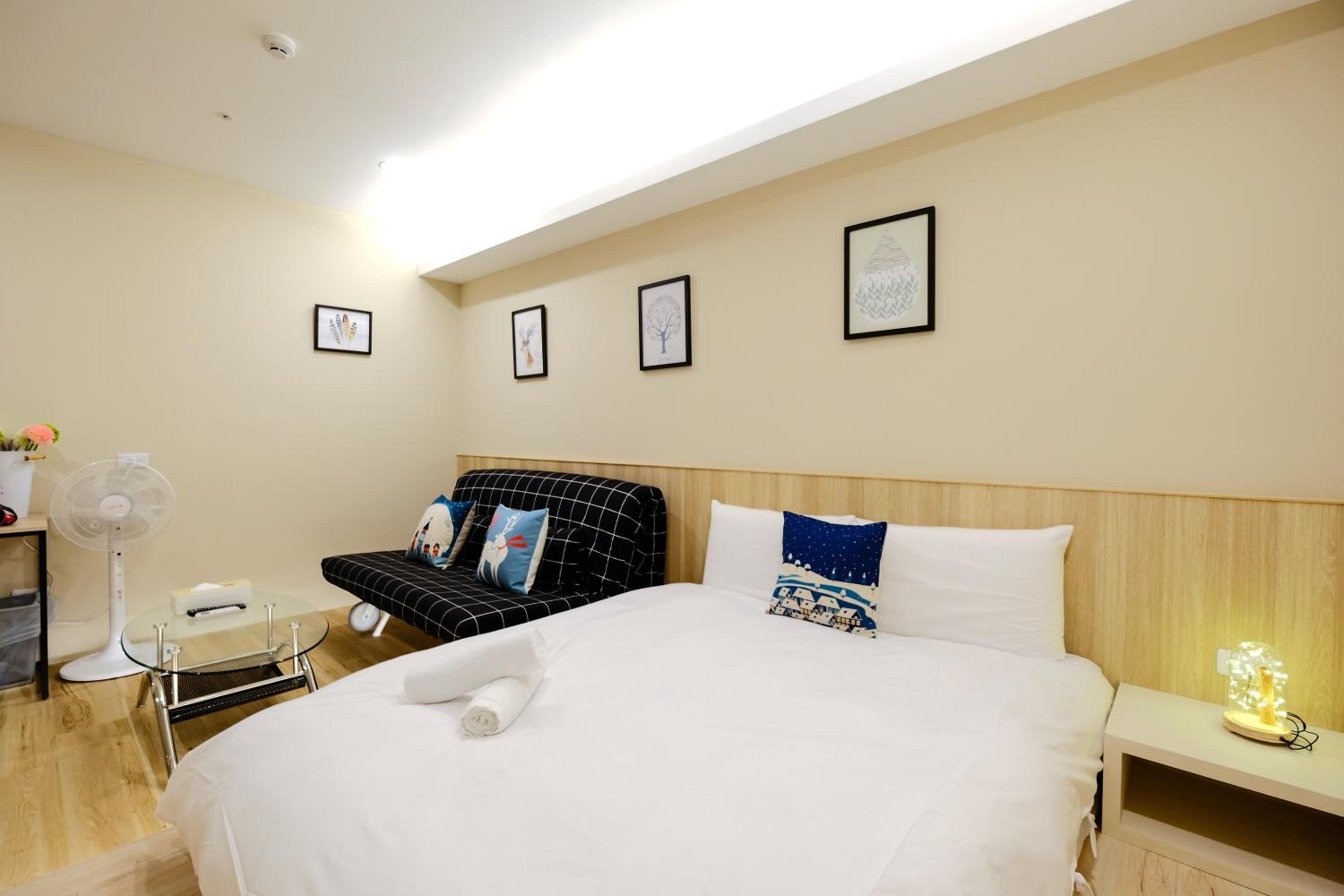 Room, Double Bed, No Window