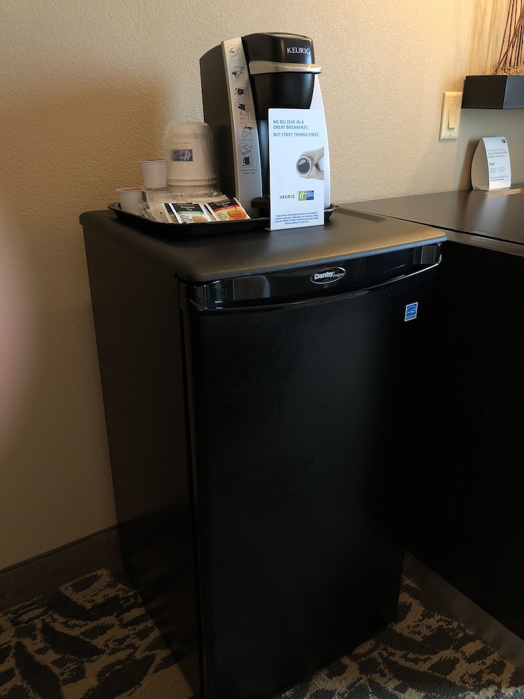 Holiday Inn Express Amp Suites North Dallas At Preston 29/48