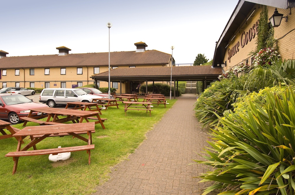 Premier Inn Basingstoke West (Churchill Way) hotel 33/37
