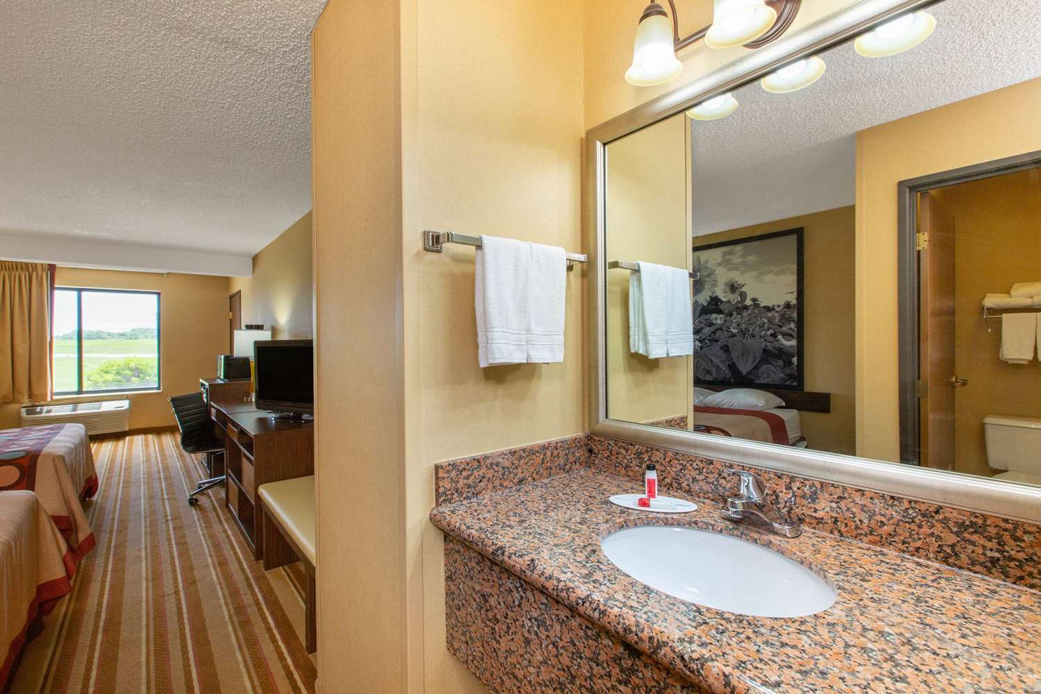 Super 8 By Wyndham Salina I-70 26/29