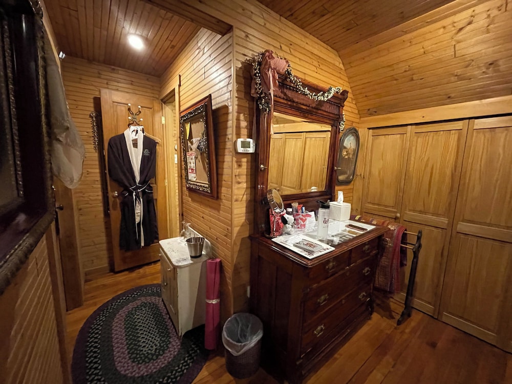 The Queen, A Victorian Bed and Breakfast 36/74