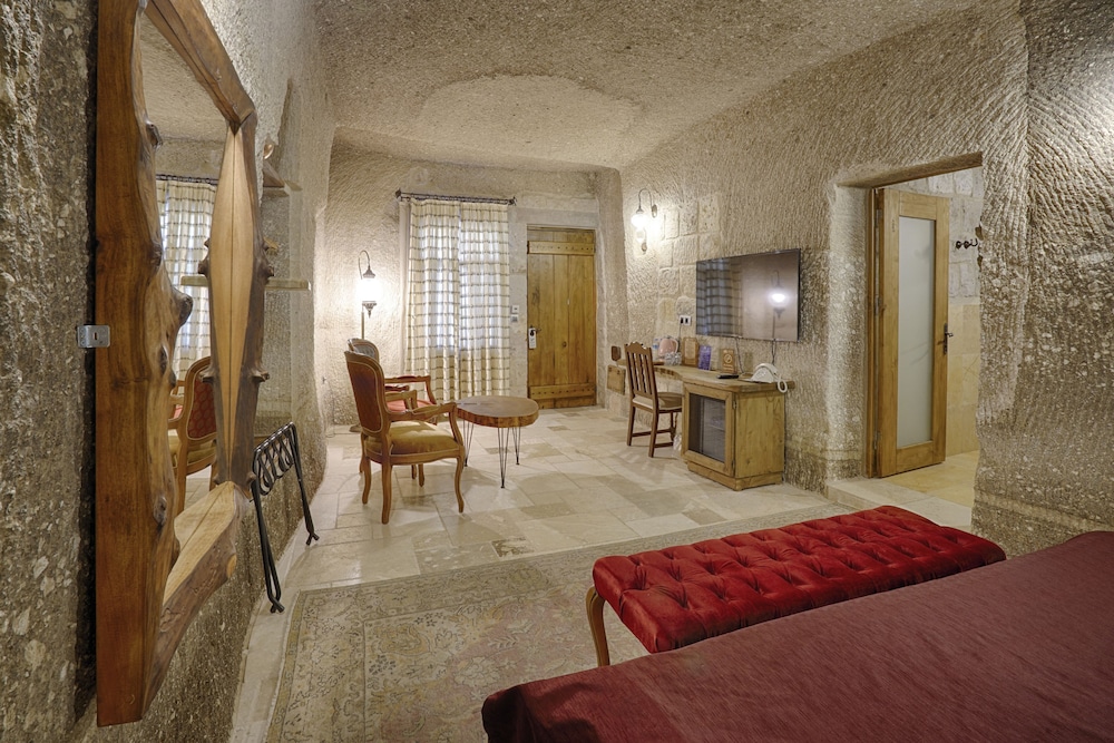 Hera Cave Suites 18/50