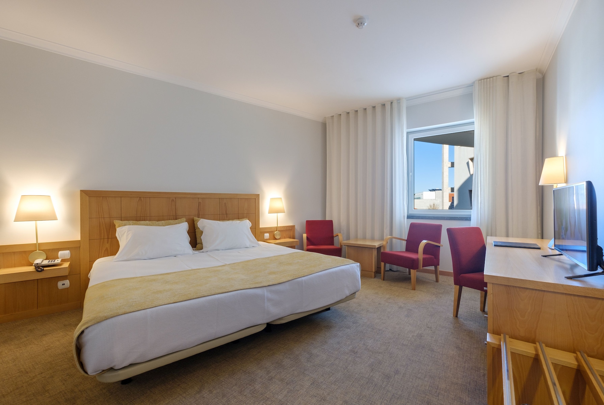 ROOM, DOUBLE OR TWIN BED