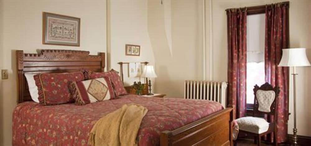 Suite, 1 Queen and 1 Single Bed, North Wing