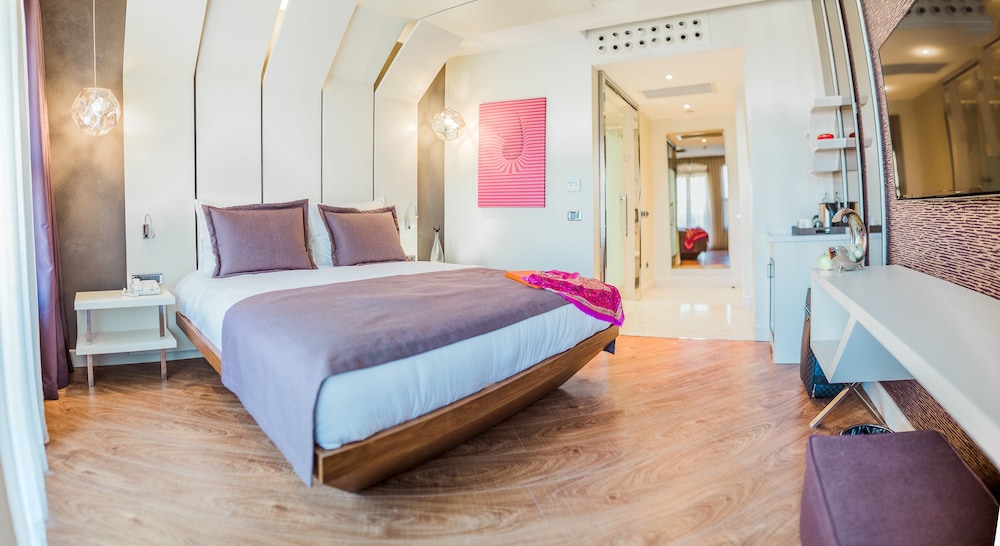 Maroon Hotel Pera 25/72