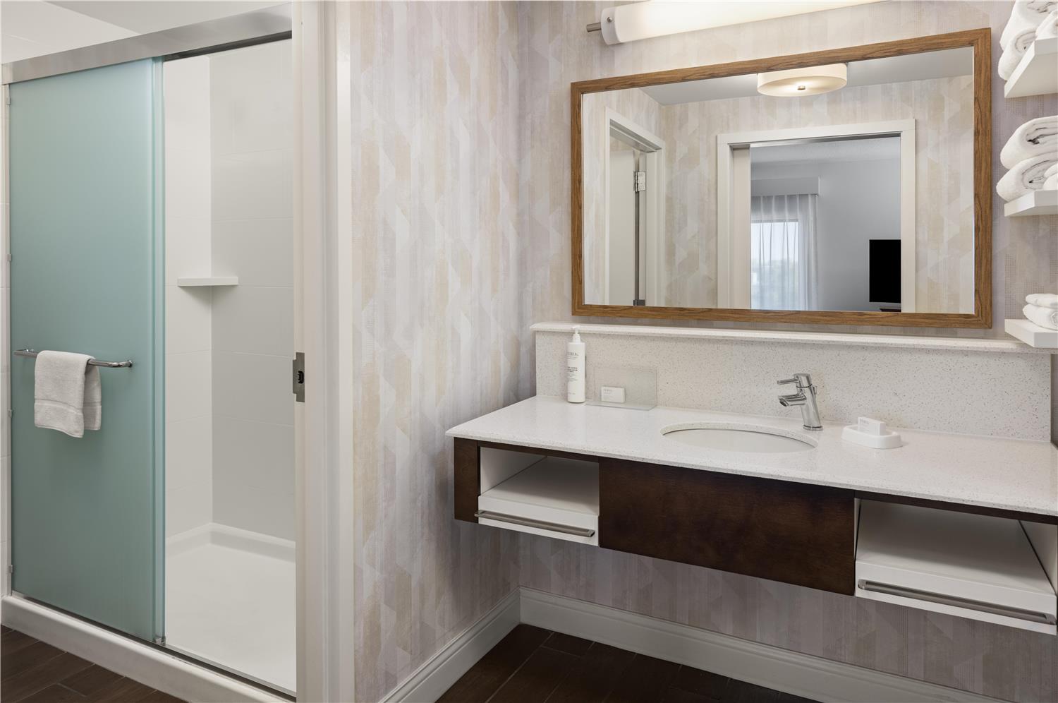 جناح استوديو بسريرين كوين، Hampton Inn Minneapolis Roseville 2/2