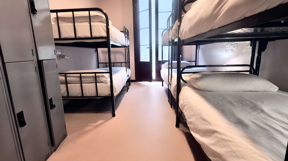 Private, Female Only, 6 Beds, Private Bathroom