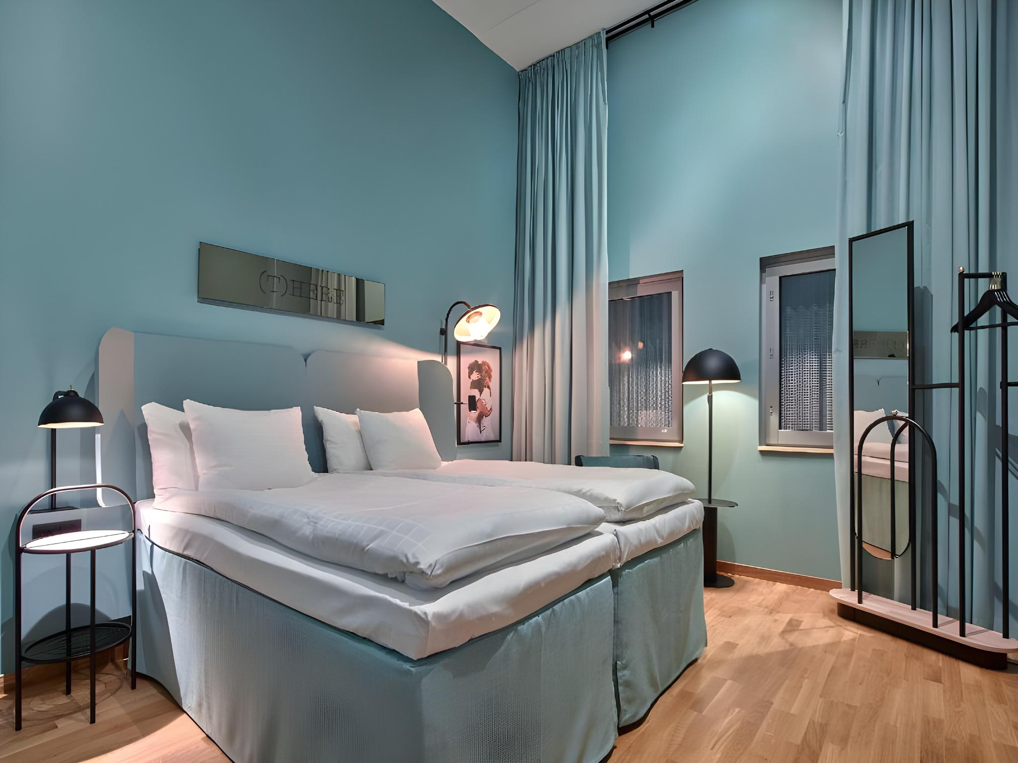 Room, Twin Beds, No Window