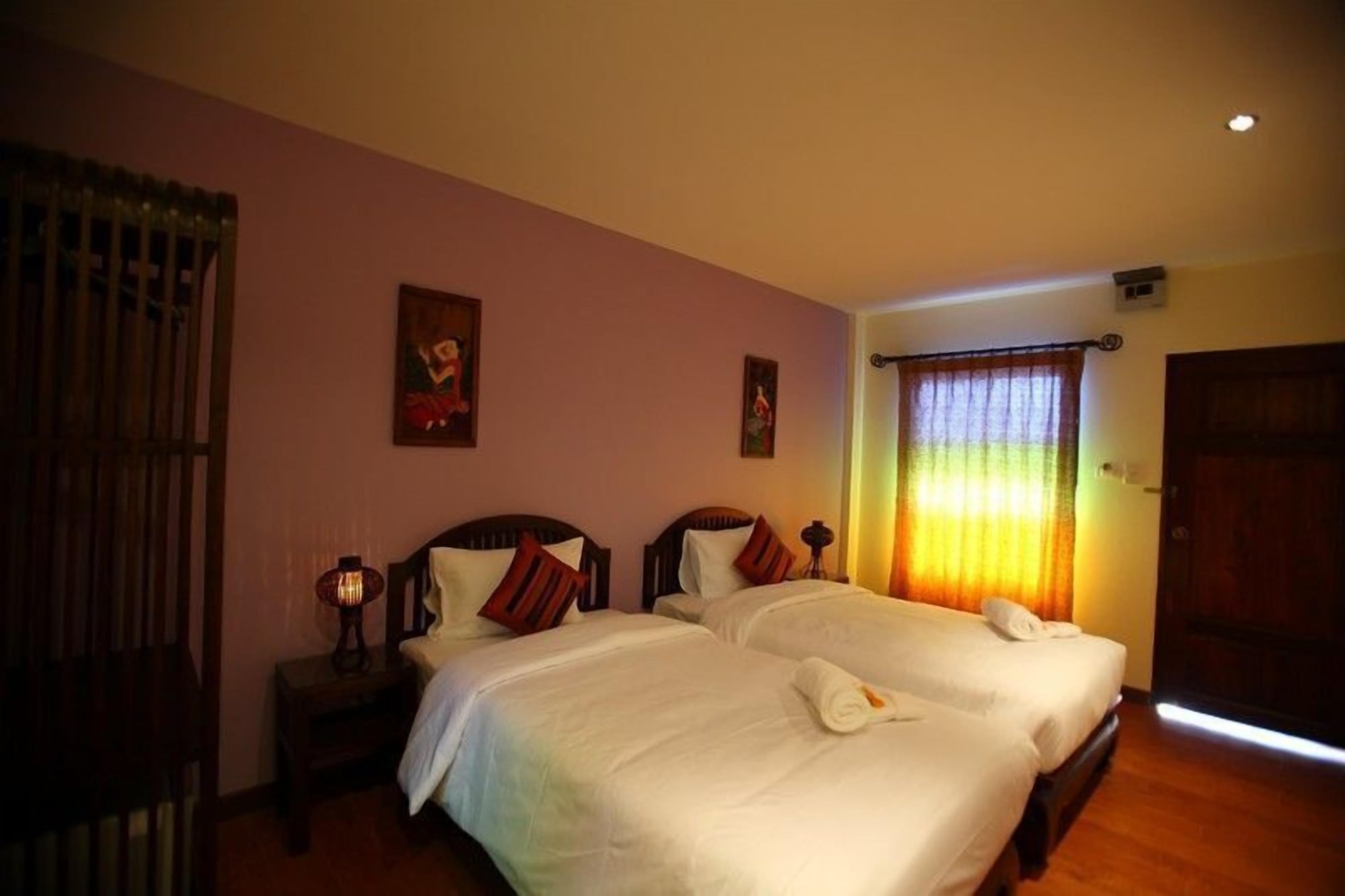 DELUXE, TWIN BEDS