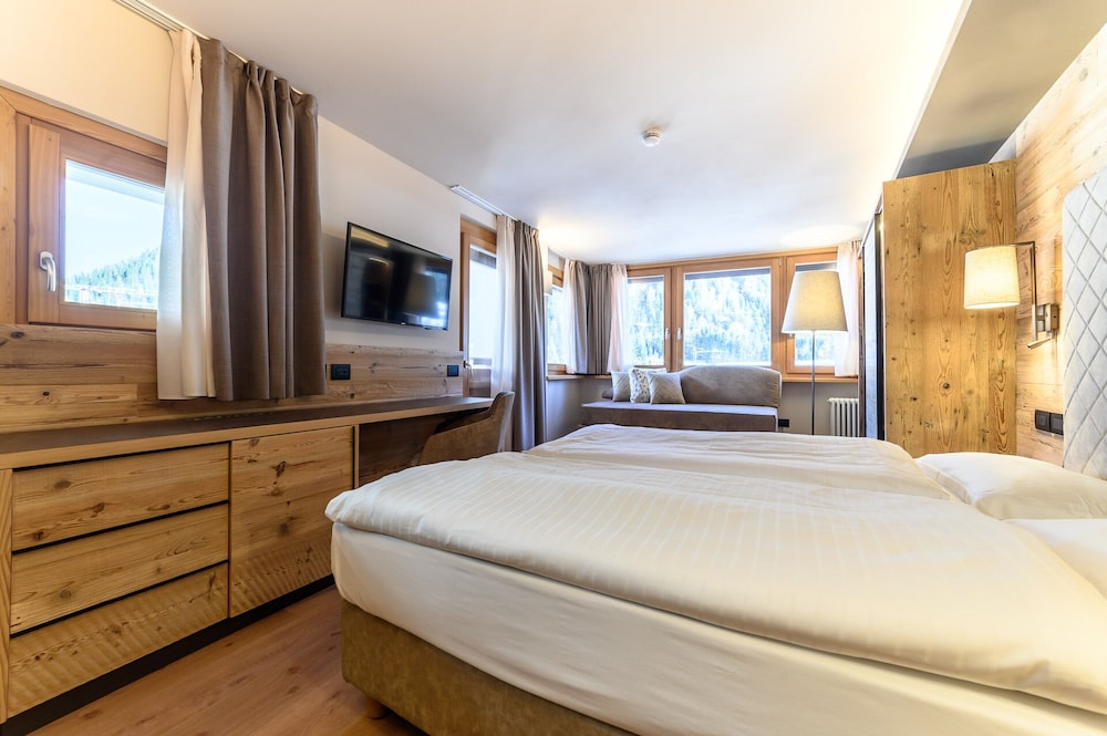 ROOM, 1 QUEEN AND 1 SINGLE BED, MOUNTAIN VIEW