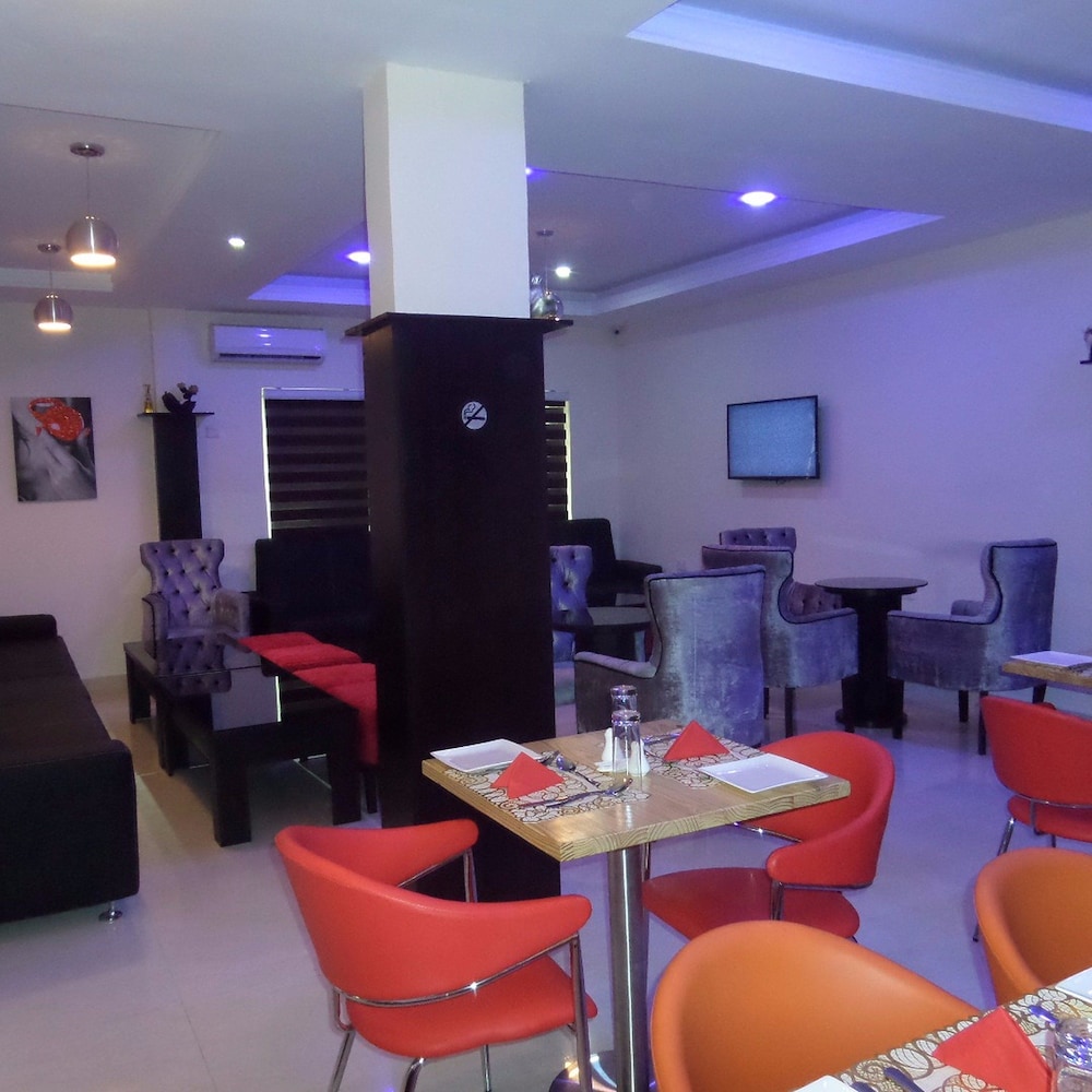 Rightgate Hotel & Suites 26/30