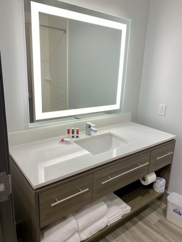 غرفة بسرير كينج، Days Inn & Suites By Wyndham Beaumont West / I-10 & Walden 7/7