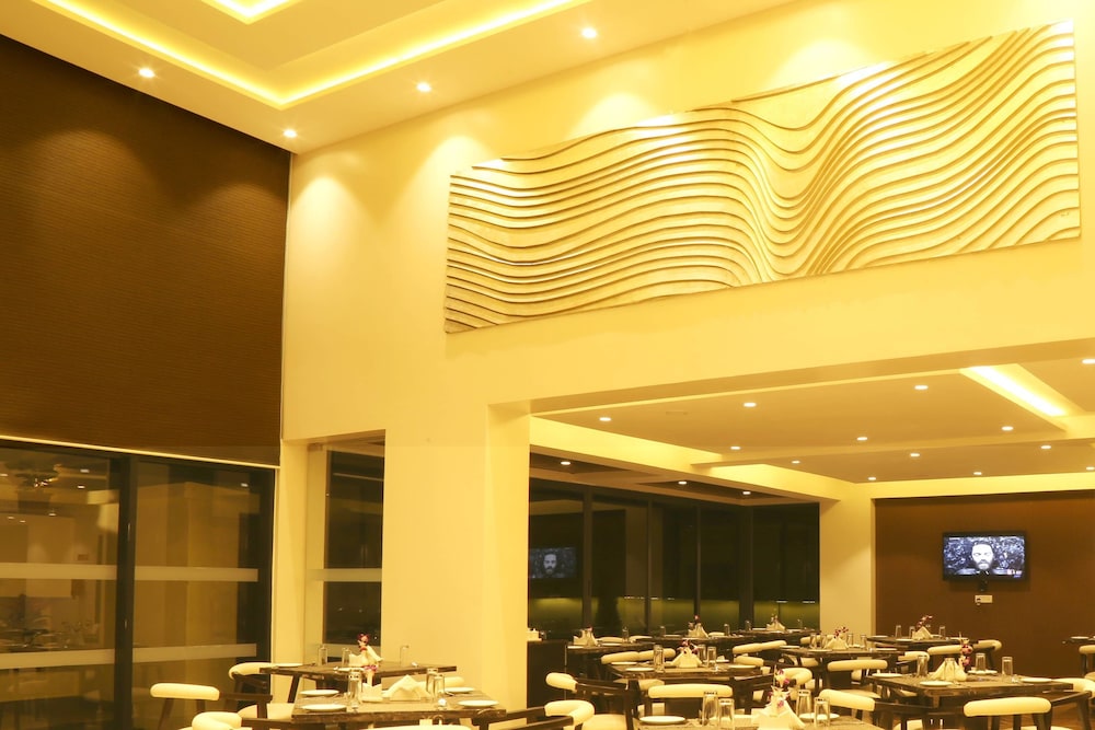 The Flora Grand 29/49