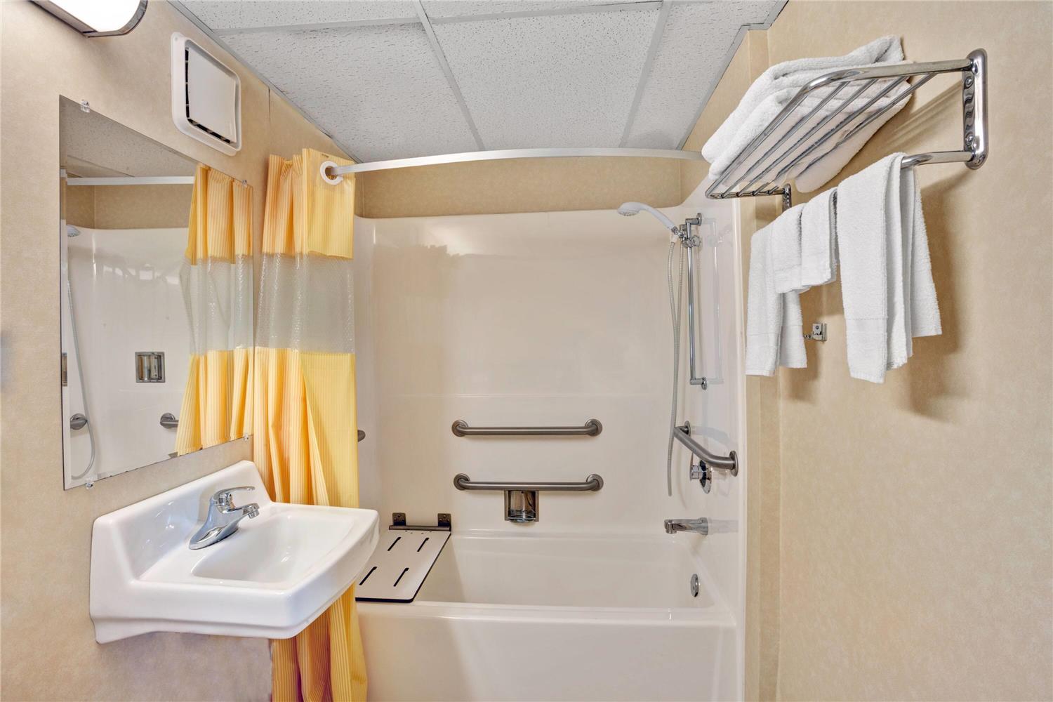 Days Inn By Wyndham Louisville Airport Fair And Expo Center 32/32