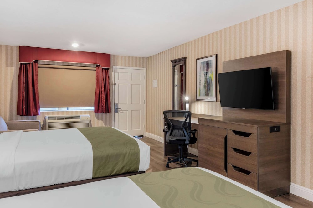 Family Suite, 3 Queen Beds, Quality Inn Suites Anaheim Maingate 3/4