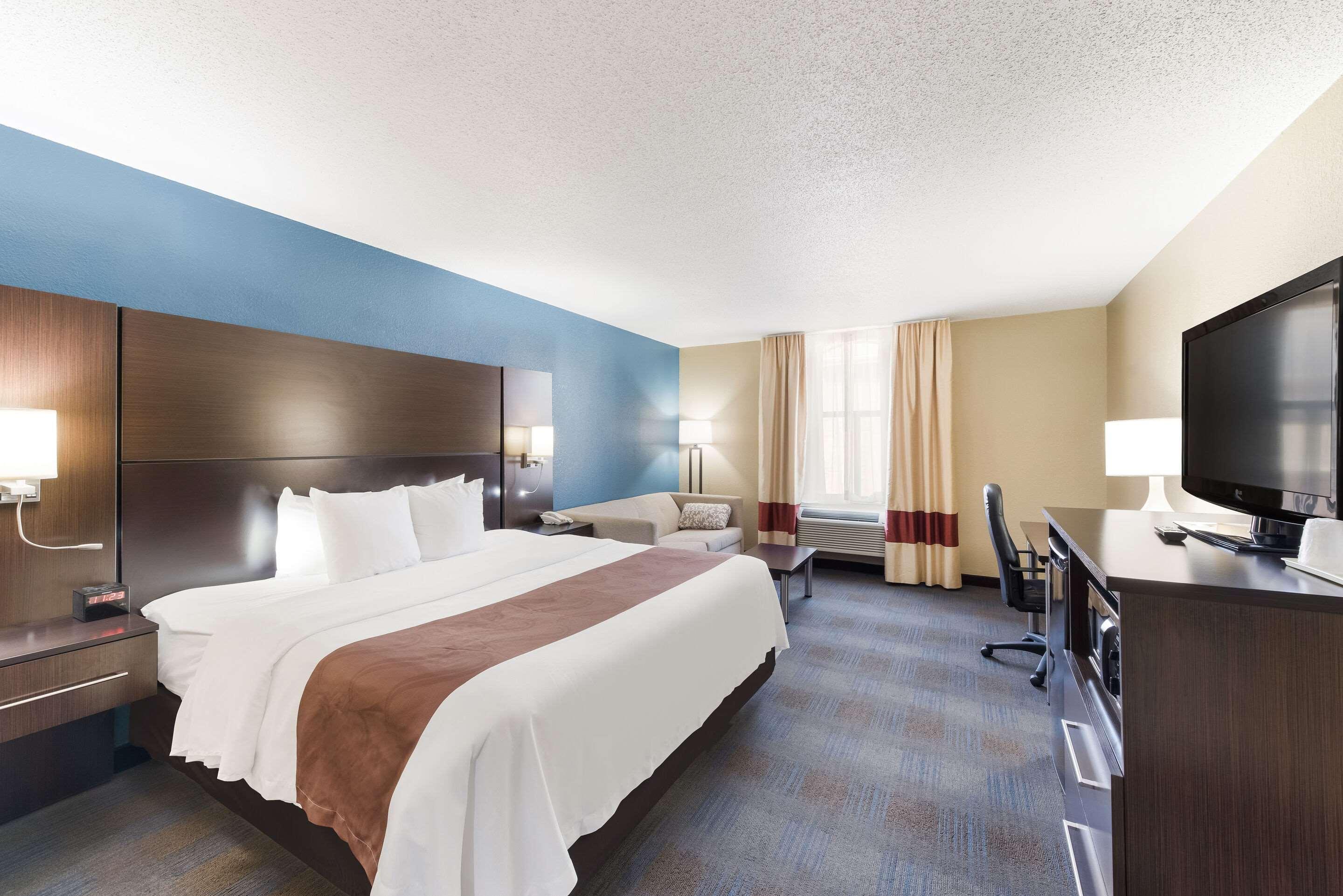 غرفة بسرير كينج، Quality Inn Upper Sandusky OH 3/4