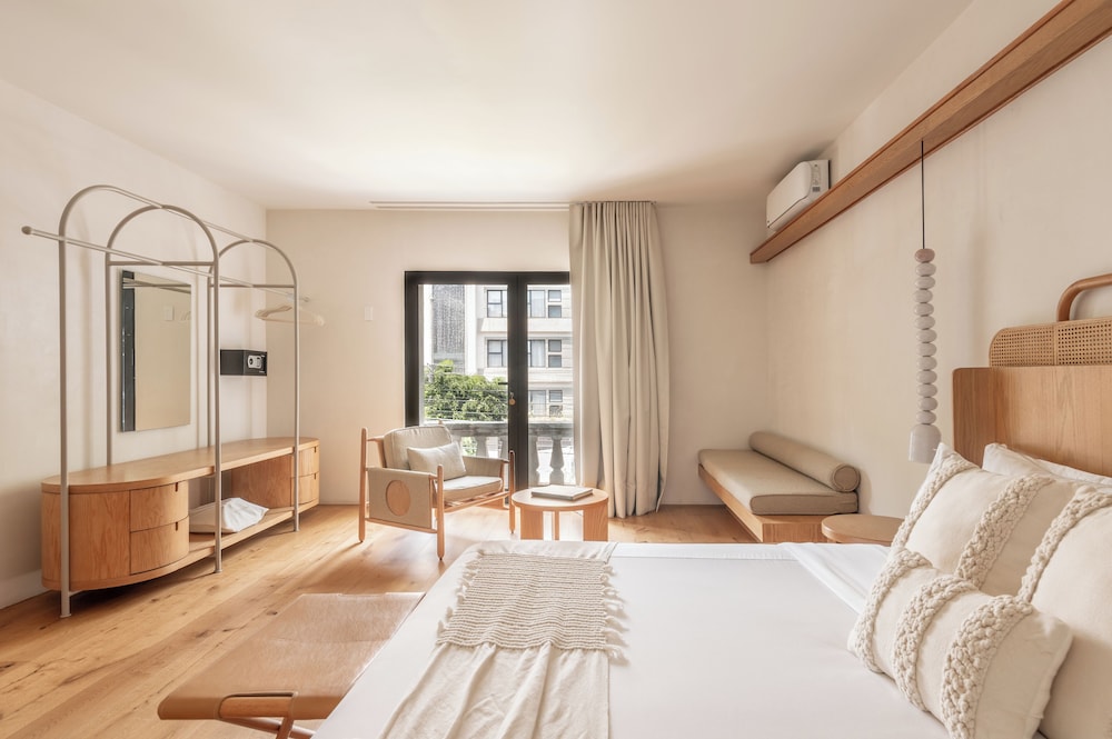 DELUXE, SUITE