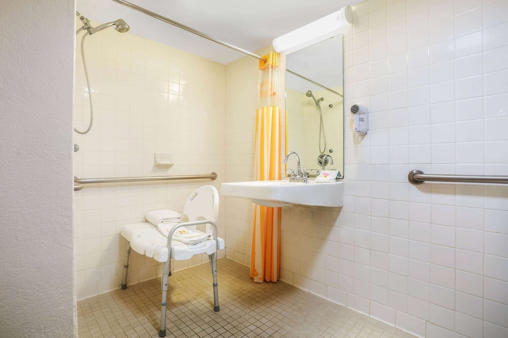 Days Inn by Wyndham Del Rio 24/55