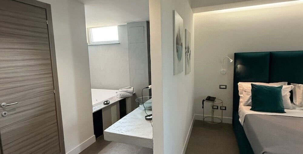 JUNIOR SUITE, KING BED