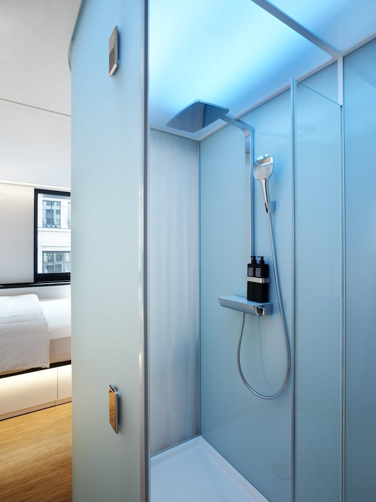 غرفة بسرير كينج في طابق مرتفع، CitizenM Paris Champs Elyses hotel 10/10