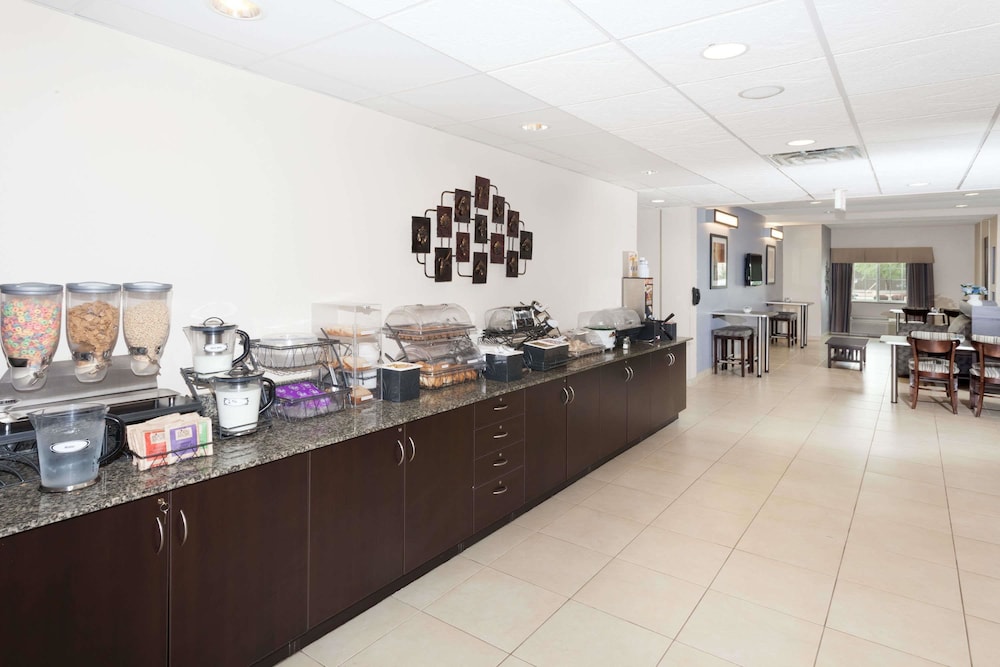 Microtel Inn And Suites Elkhart 22/28