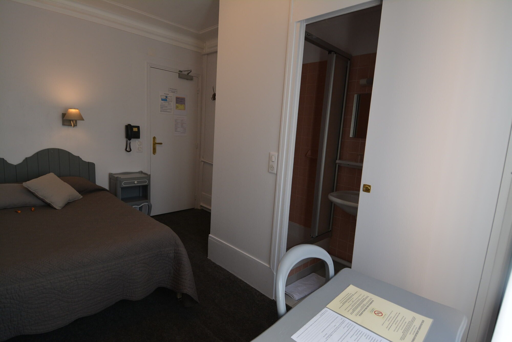 ROOM, SINGLE, PRIVATE BATHROOM