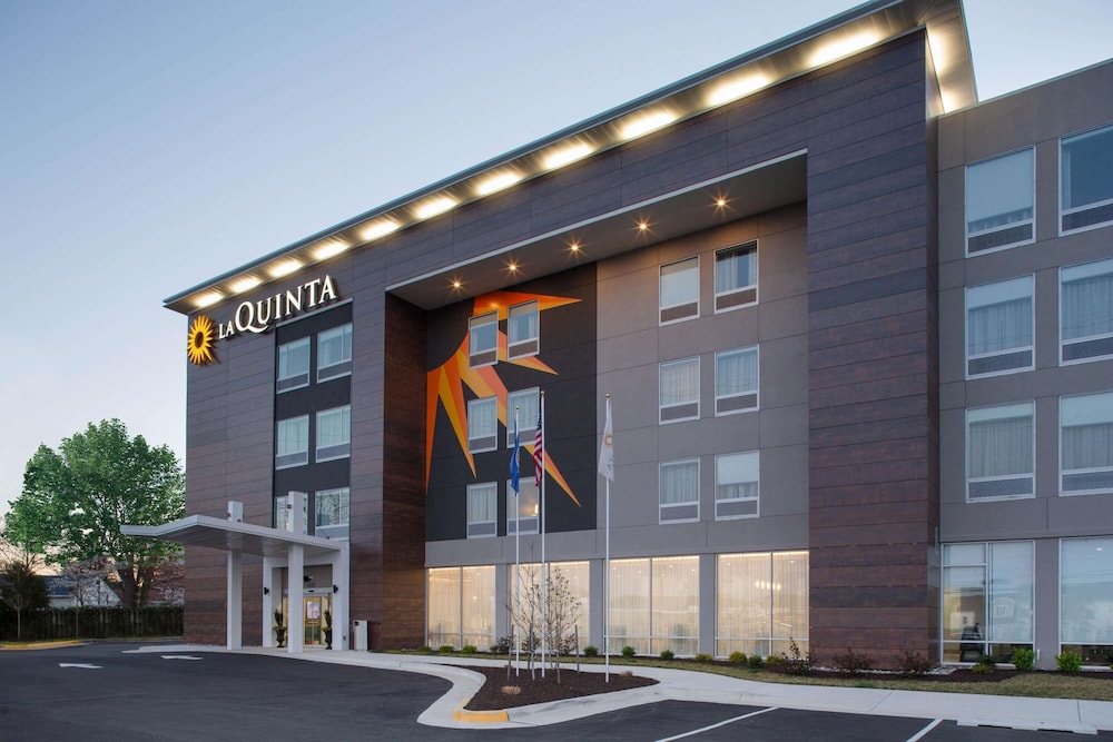 La Quinta Inn & Suites by Wyndham Manassas, VA- Dulles Airport 19/20