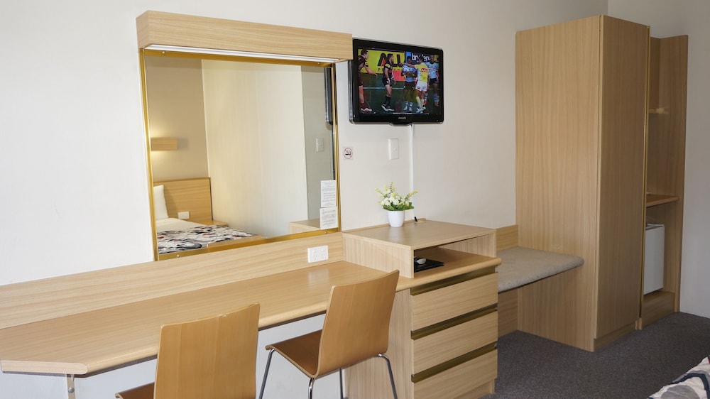Country Lodge Motor Inn 47/50