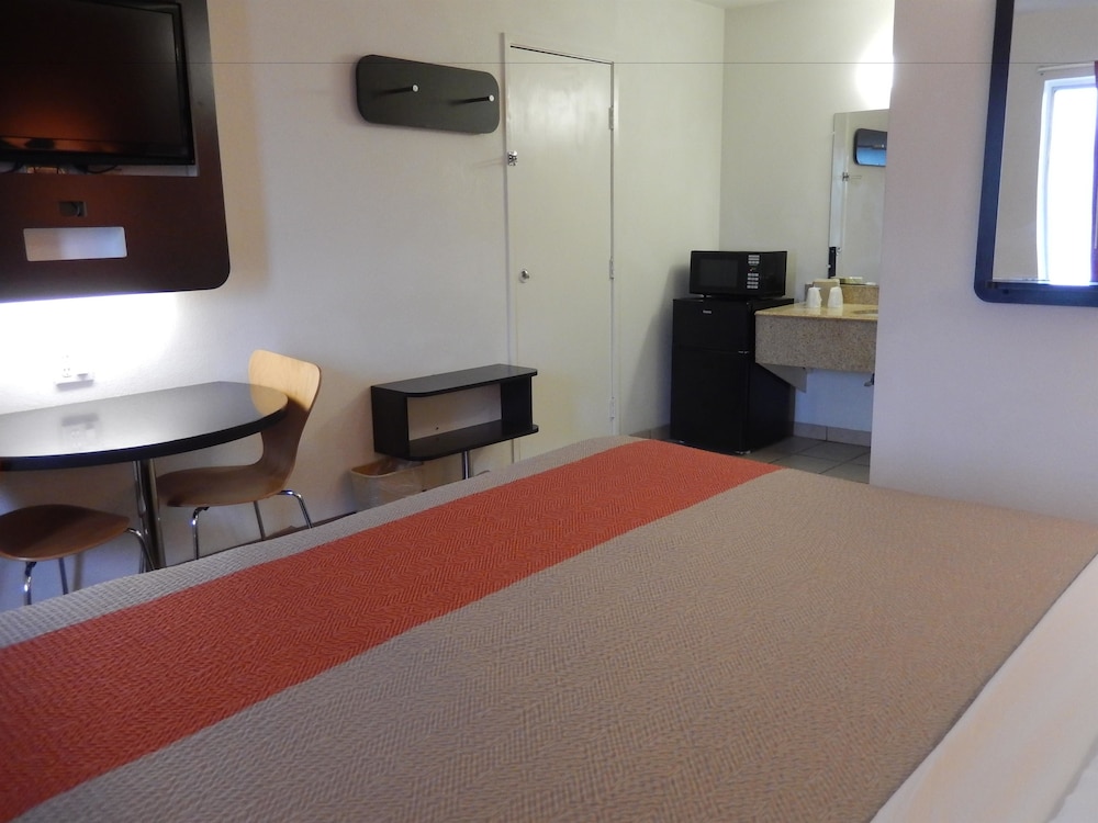 Motel6 Clute, TX 23/38