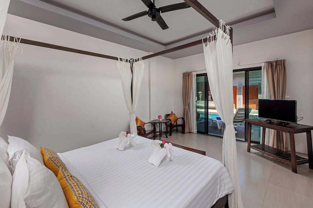 Deluxe, King Bed, Pool Access