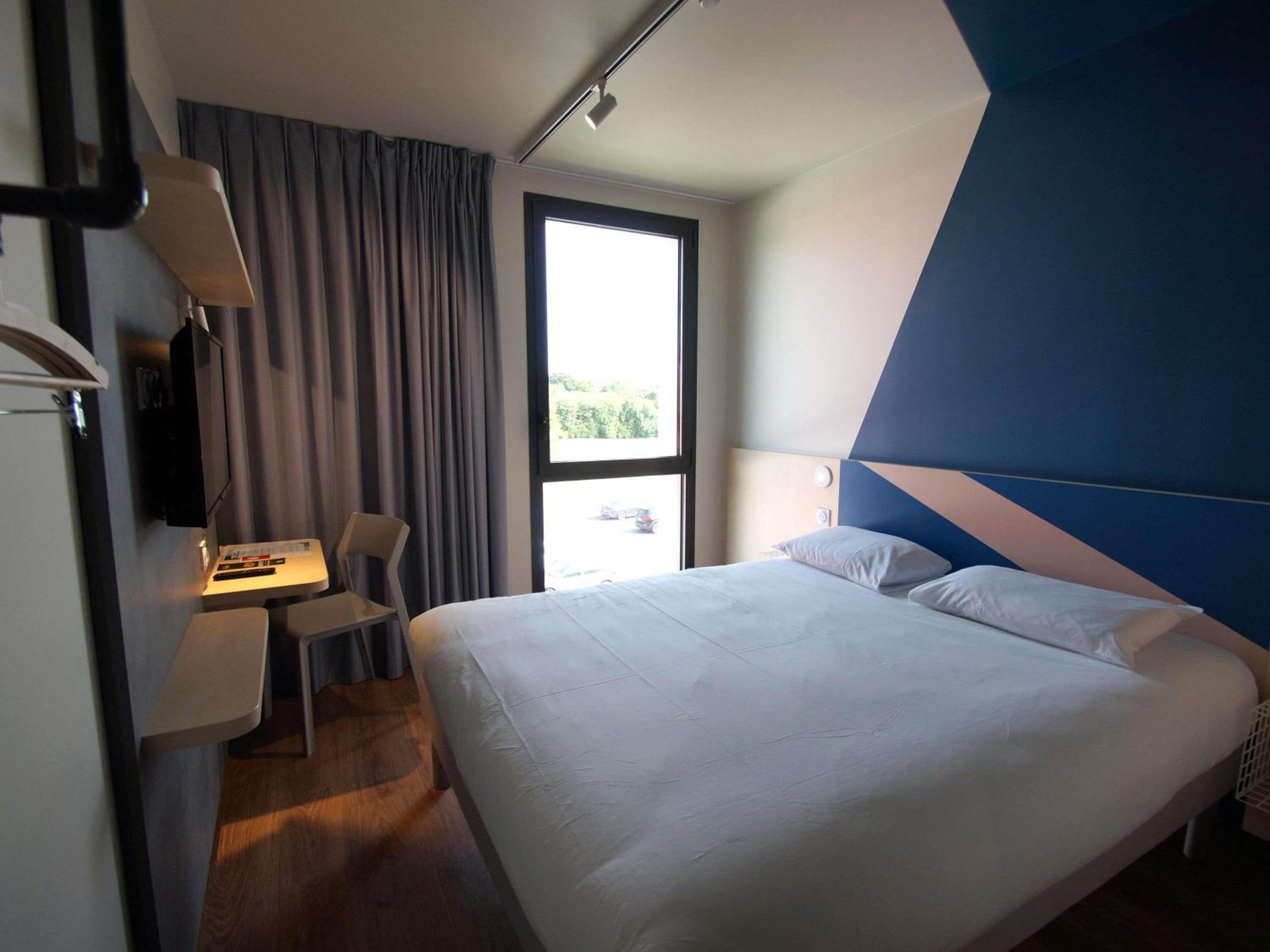 2 Bedrooms, Connecting, Family Suite, Single Bed, 2 Queen Beds