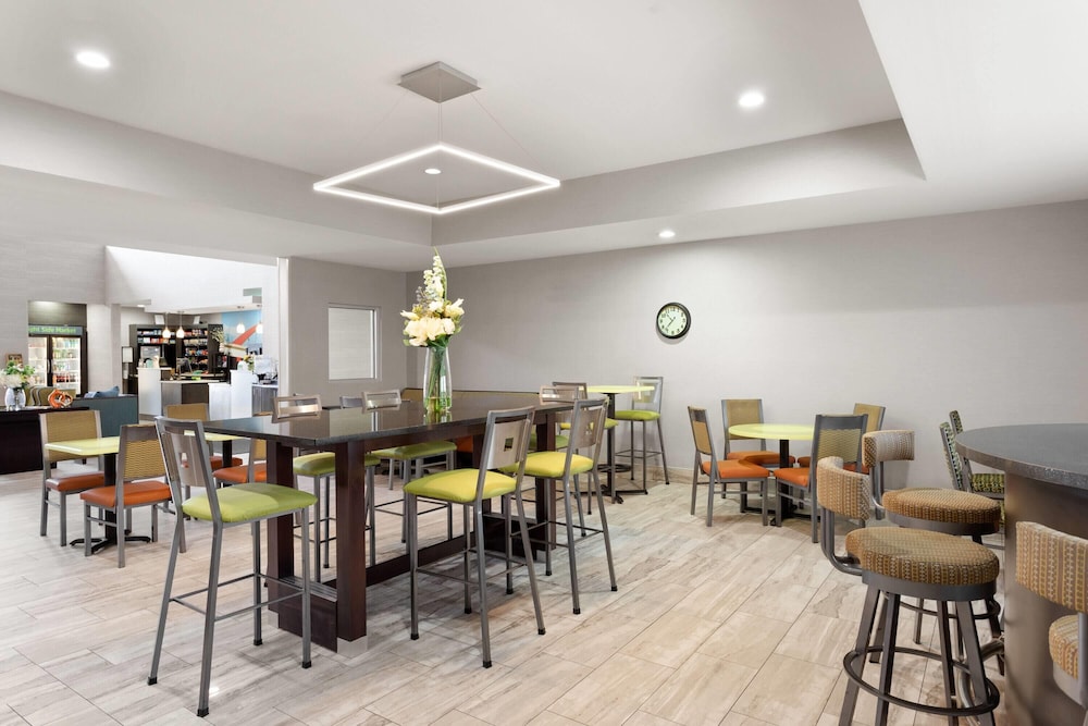 La Quinta Inn & Suites by Wyndham Columbus - Edinburgh 43/59