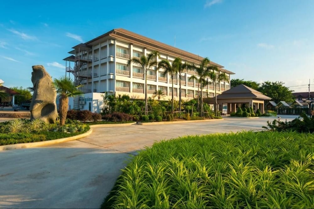 Swan Lake Hotel Sattahip 6/23