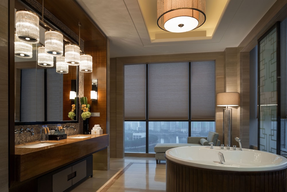 HUALUXE YANGJIANG CITY CENTER 55/79