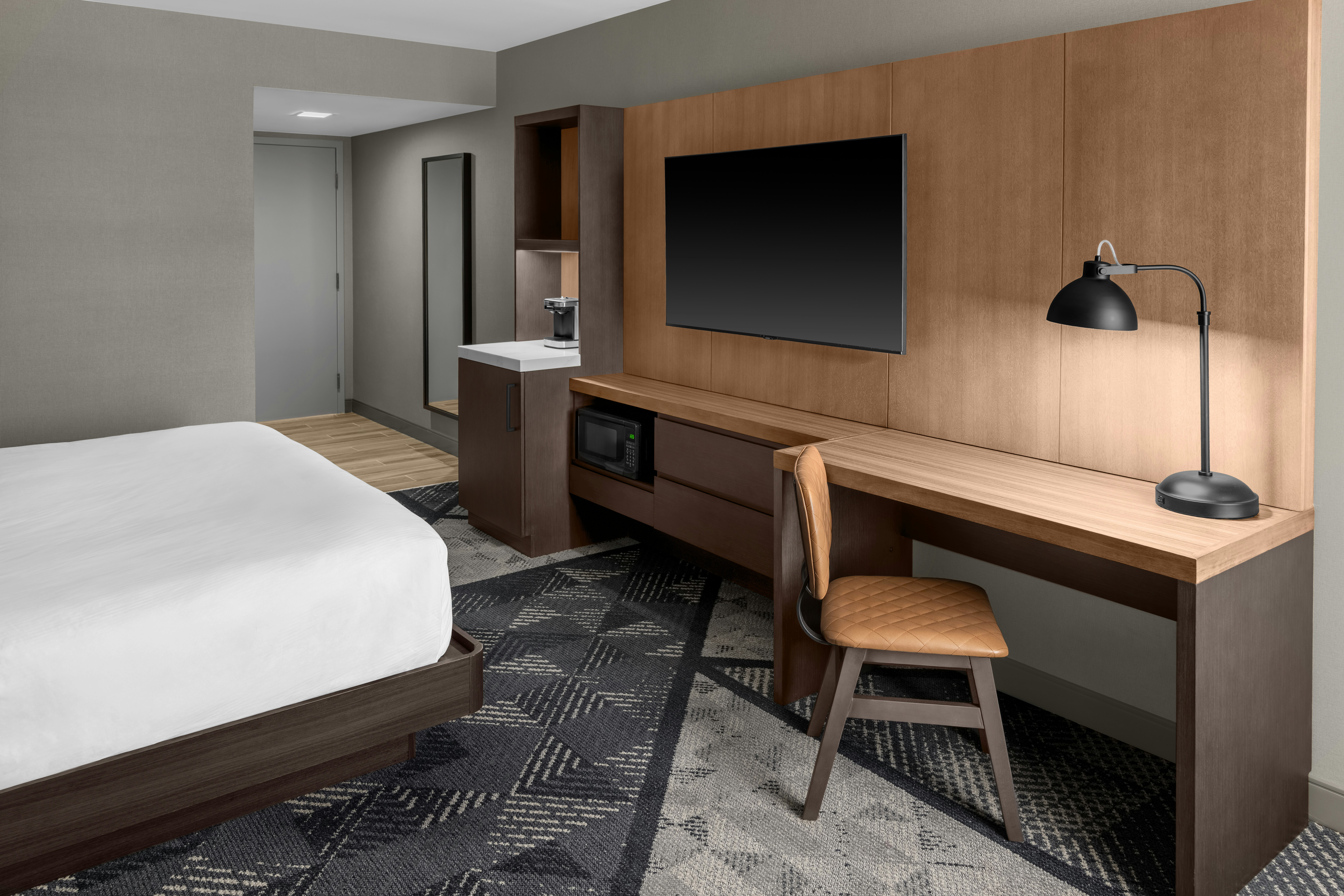 غرفة بسرير كينج مع أريكة، DoubleTree by Hilton Dayton Fairborn 3/7