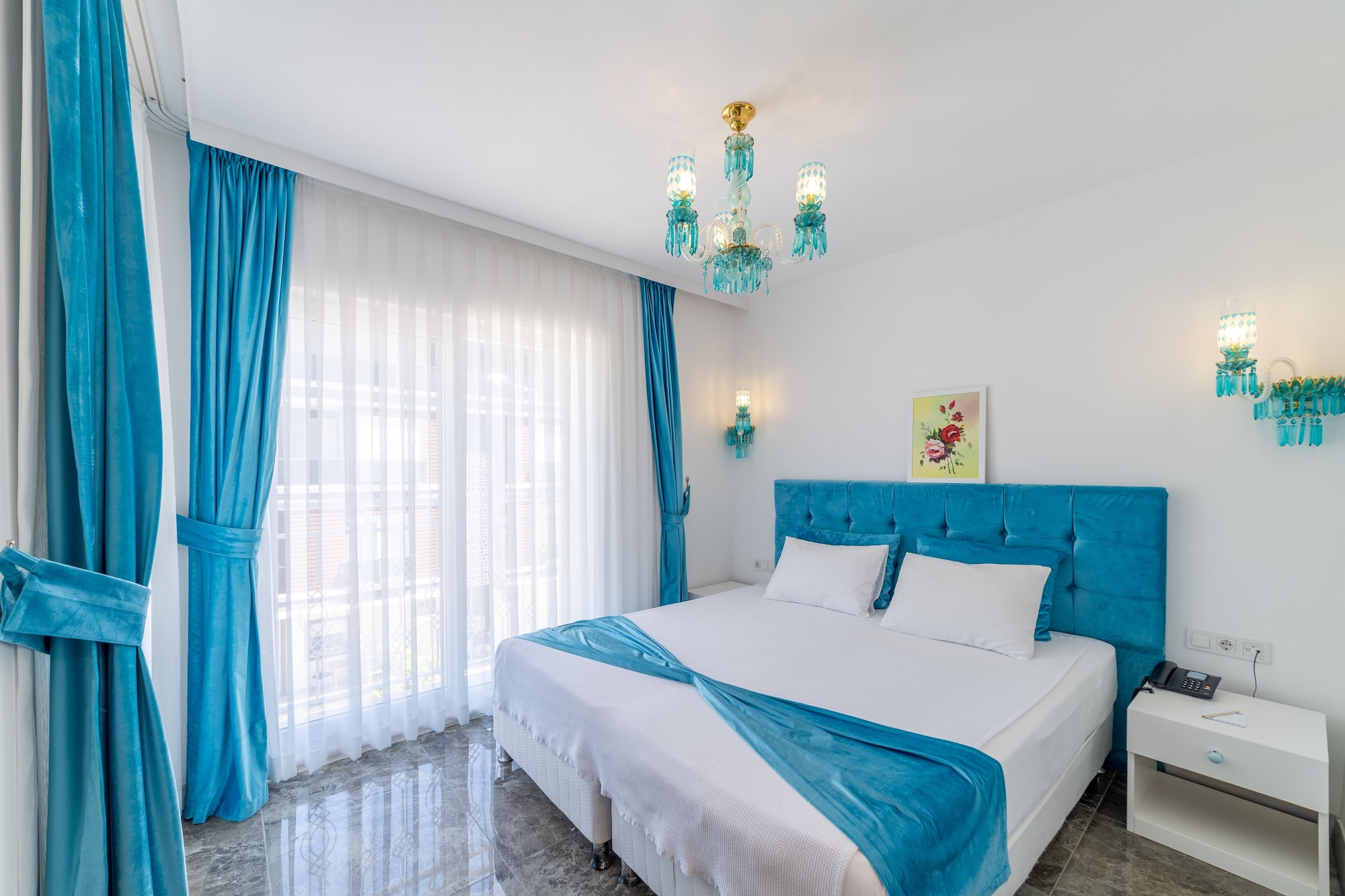 غرفة ديلوكس رباعية بسرير مزدوج وسرير فردي مع أريكة، Dam Hotel Lara 3/4