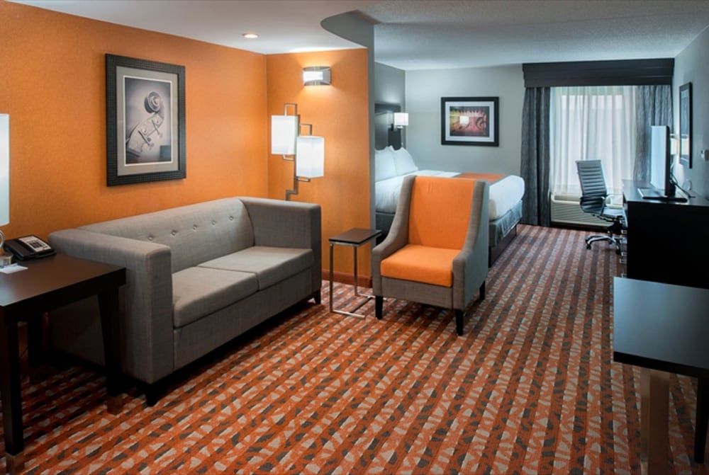 Holiday Inn Express & Suites NASHVILLE SOUTHEAST - ANTIOCH 42/70