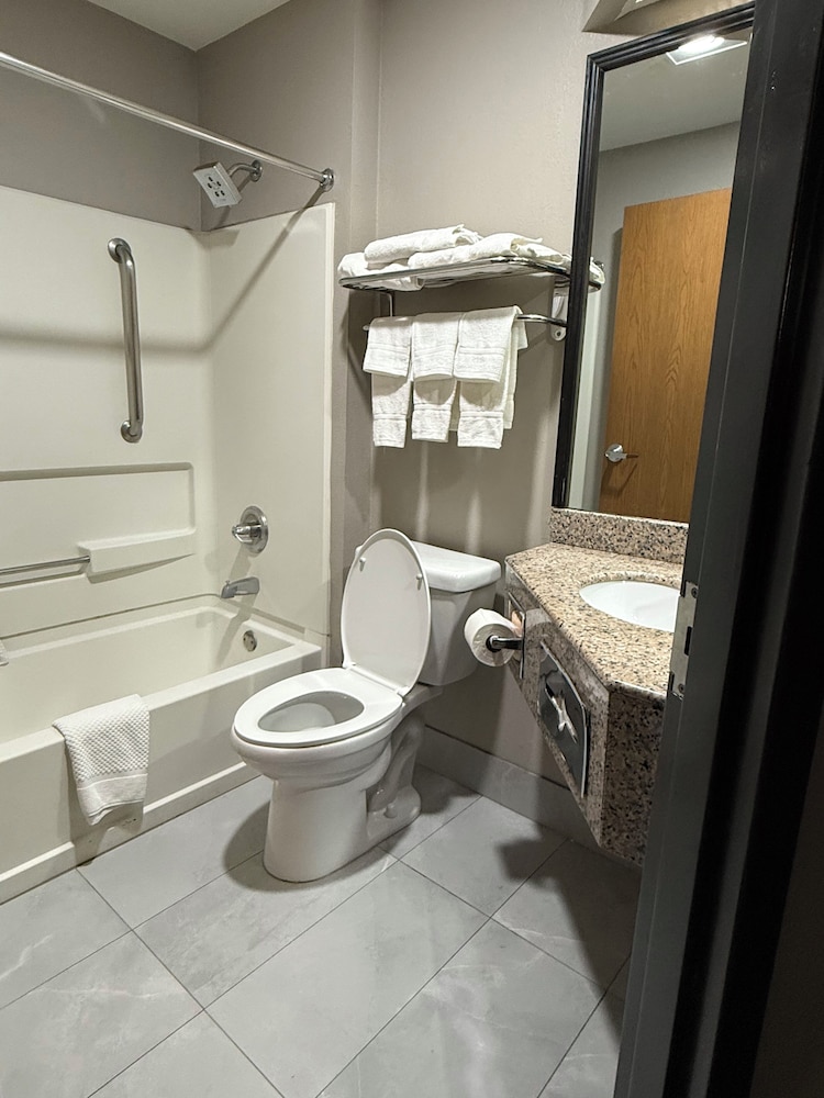 جناح بسرير كينج مع أريكة، Super 8 by Wyndham Chattanooga East/Hamilton Place 6/6