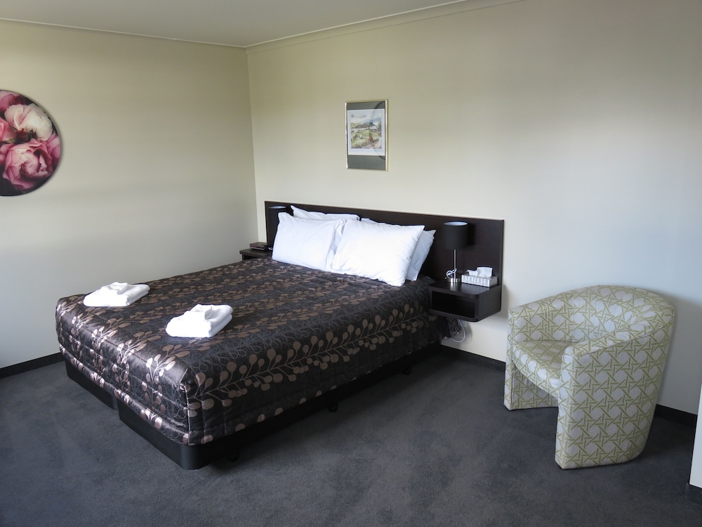 Admirals Motor Lodge 14/71