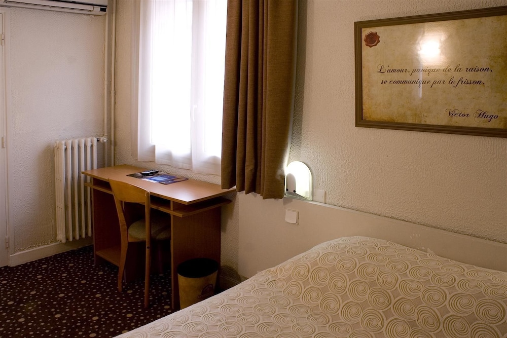 Ours Blanc Place Victor Hugo 30/67