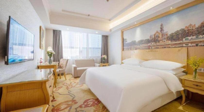 Vienna Hotel Huizhou (Huabianling Square Branch) 23/50
