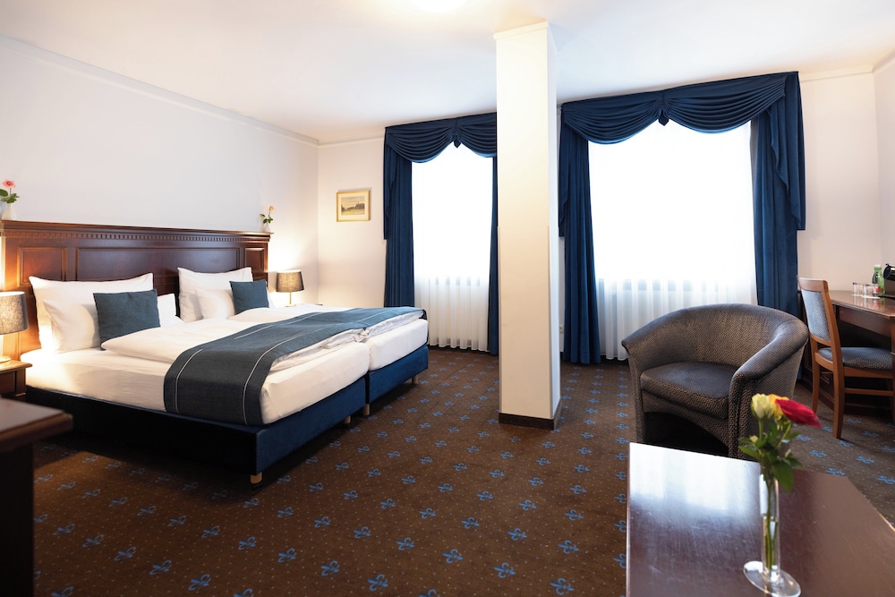 FAMILY, SUITE, QUEEN BED, SOFA, KITCHENETTE