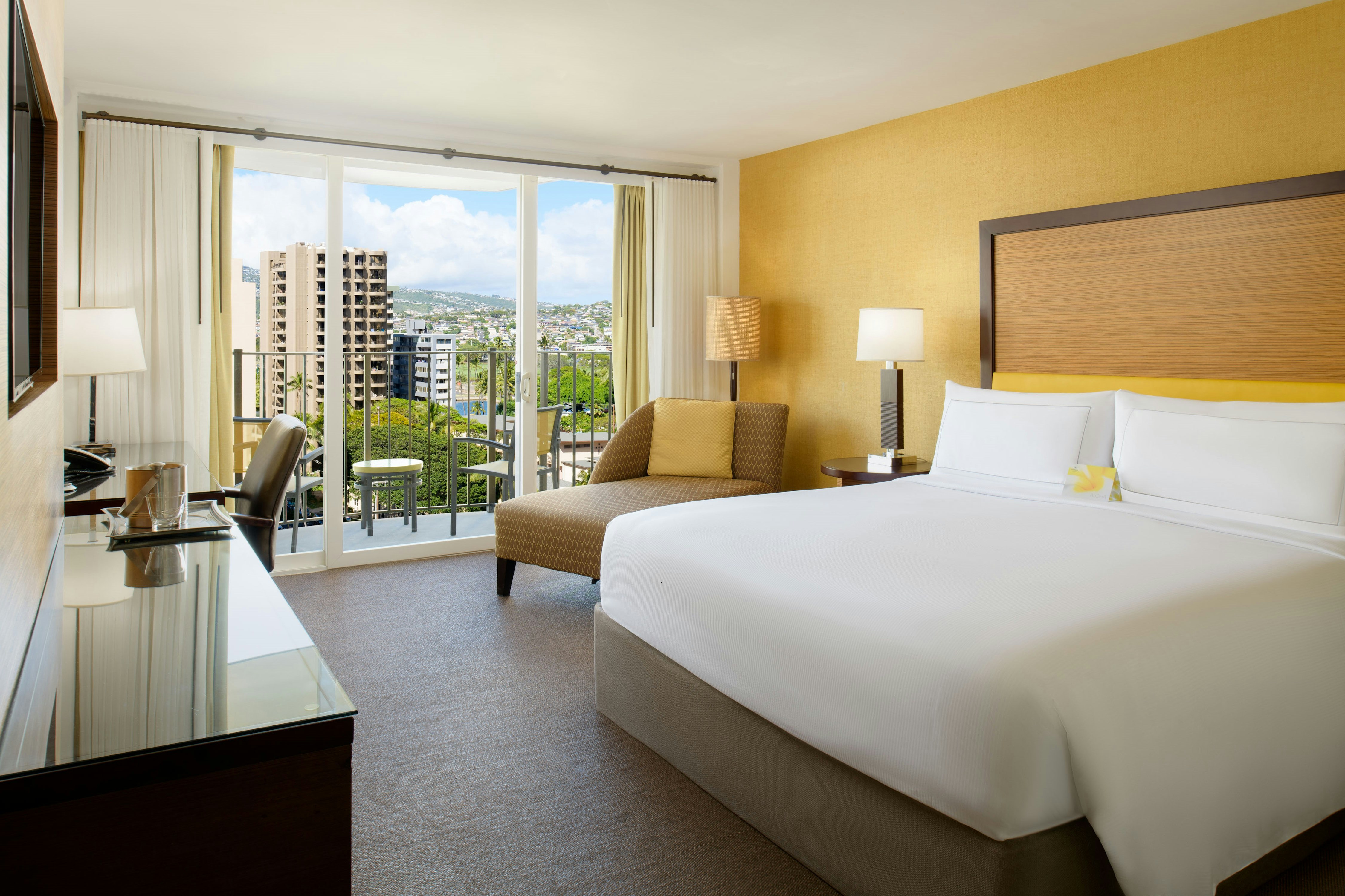 ROOM, KING BED, CITY VIEW