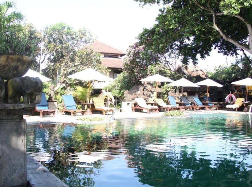 BESAKIH BEACH HOTEL 12/67