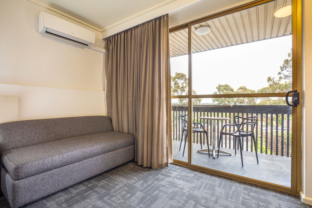 Shoppingtown Hotel 26/53