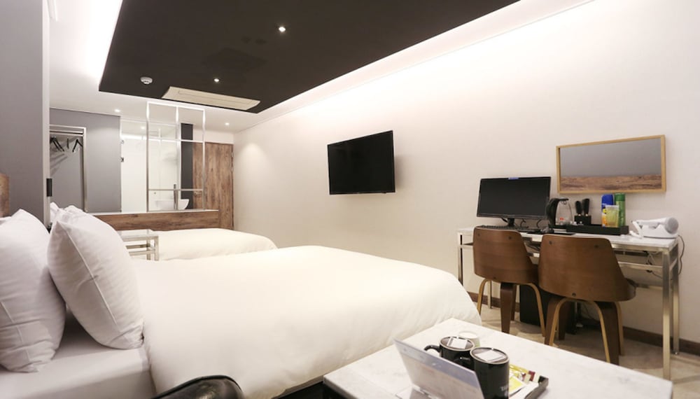 Louis Hotel 23/39