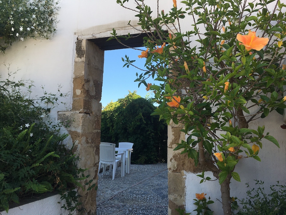 Oasis Guesthouse 25/35